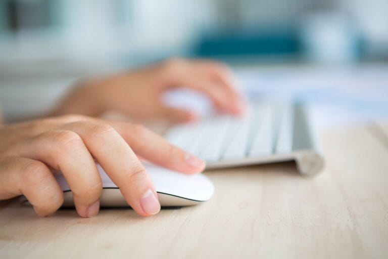 Cómo se escribe clic o click