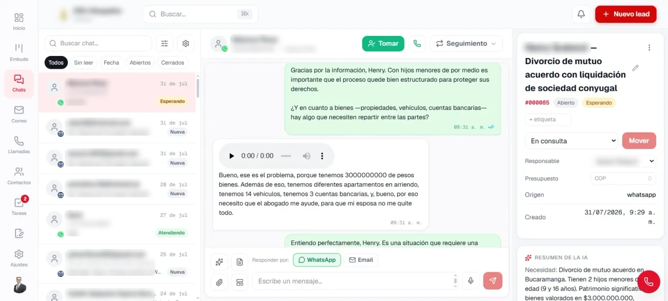 Bandeja unificada con el chat abierto y la ficha del lead