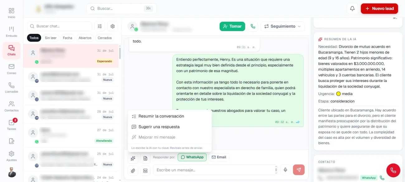 Copiloto de IA resumiendo la conversación y sugiriendo una respuesta