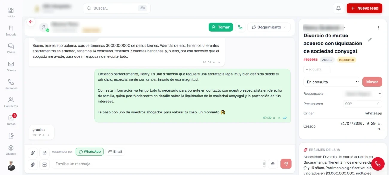 Ficha del lead con el resumen de la IA junto a la conversación